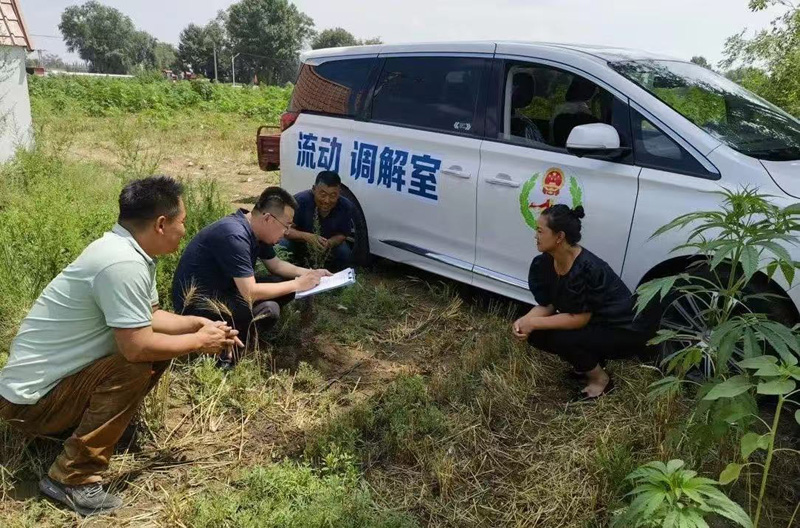 图1(标题二（一）内容配图+2023年7月20日达拉特旗矛盾纠纷多元化解中心“流动调解室”工作人员在隆盛城村孙家圪旦社进行矛盾调解).jpg