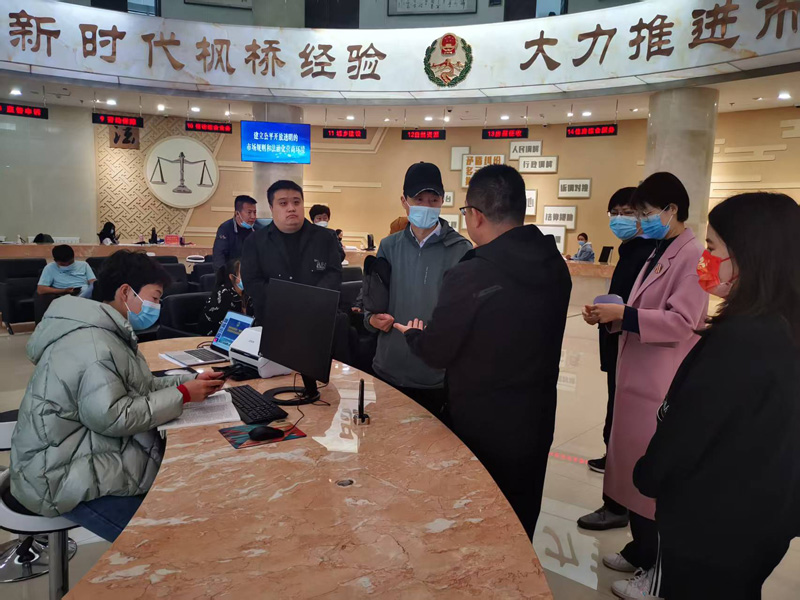 图5(标题二（三）案例1内容配图+2024年11月6日，东胜区综治中心工作人员东胜区矛盾纠纷多元化解中心接待群众（蔺天婧 摄）).jpg