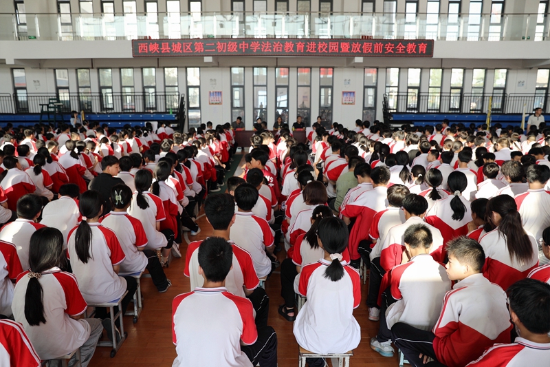 图1为西峡法院到城区二中开展法治教育课.jpg
