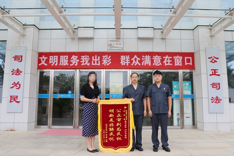 当事人为行政庭承办法官送上锦旗.jpg