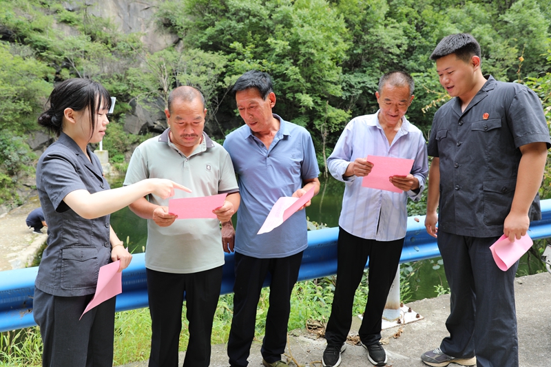 图5为西峡法院干警为群众讲解生态保护相关法律知识.jpg