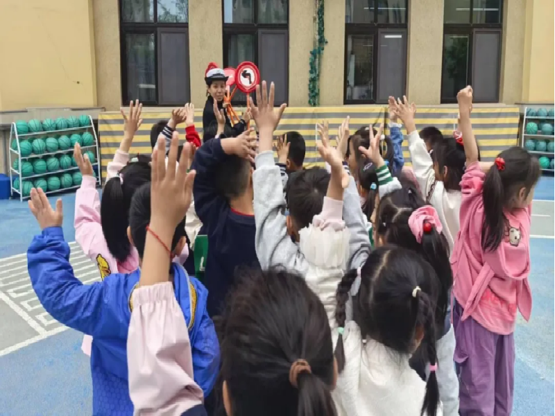 预防警务  走进幼儿园，民警带着萌娃沉浸式学安全307.png