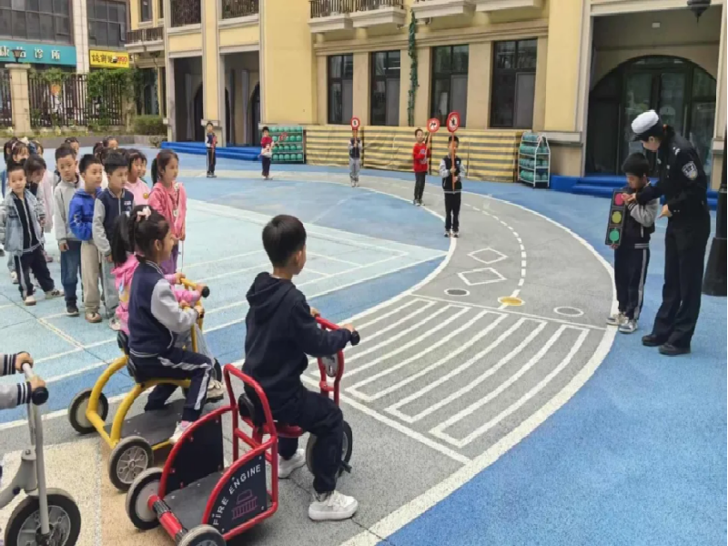 预防警务  走进幼儿园，民警带着萌娃沉浸式学安全493.png
