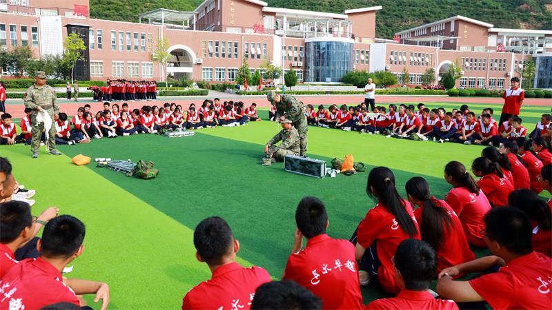 军训场上，军事教官指导新生现场急救。_proc.jpg