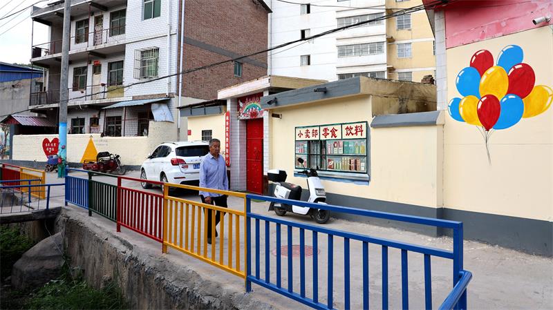 幸福巷里焕然一新的护栏、老墙和井盖。_proc.jpg