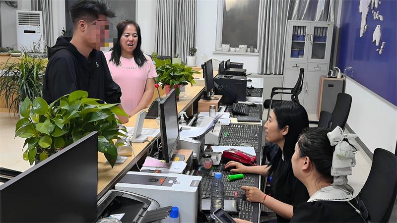 户籍民警正在录入考生身份信息。_proc.jpg