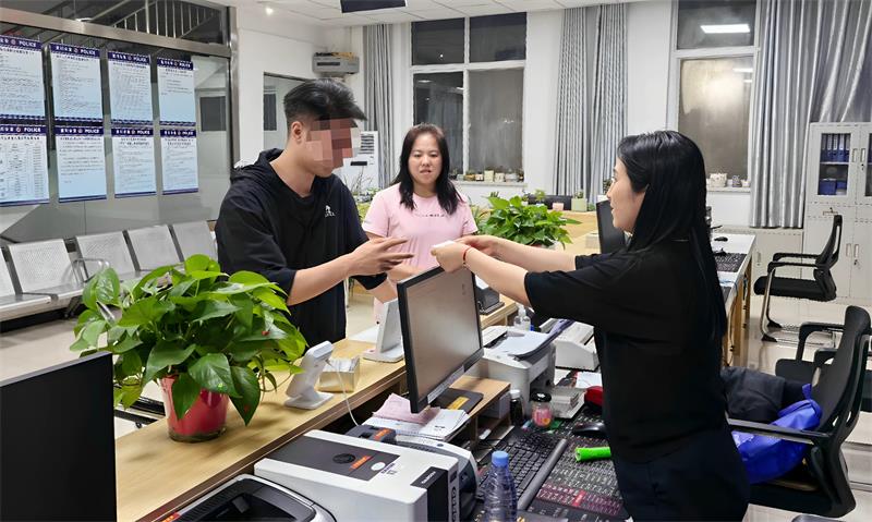 户籍民警将补办好的临时身份证递给考生。_proc.jpg