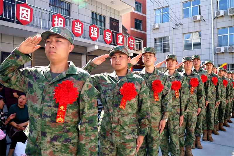新兵们精神抖擞、光荣入伍。_proc.jpg