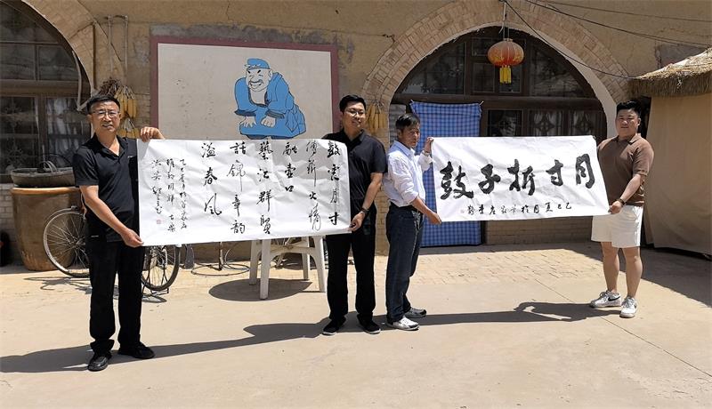 向折子鼓表演团队赠送书法作品 赵洁摄_proc.jpg