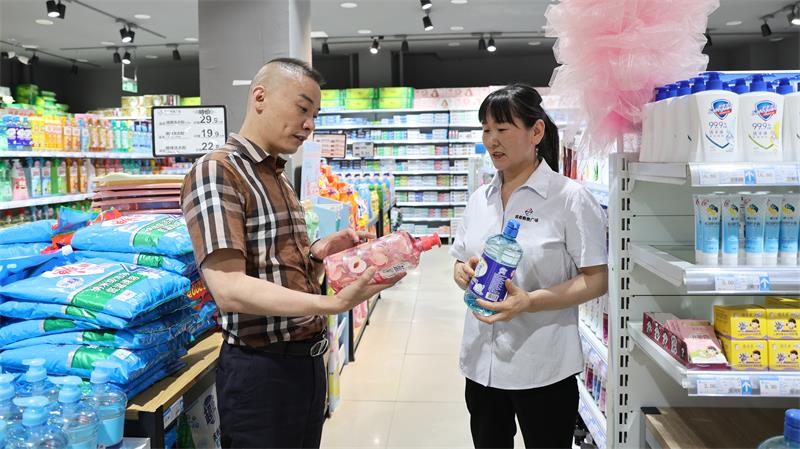 李战正在百货区了解销售情况。_proc.jpg