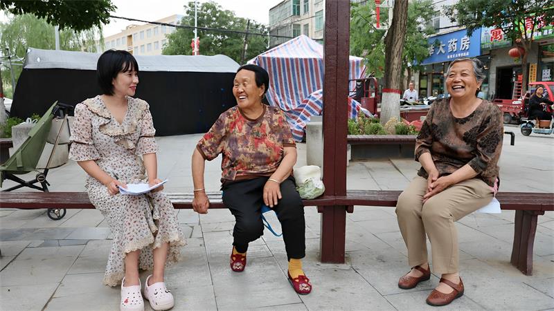 范灵芝（左）正在了解老年人服务需求_proc.jpg