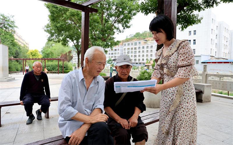 范灵芝向老年人宣传养老服务事项_proc.jpg