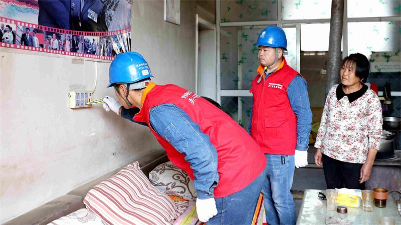 工作人员正在农户家排查用电隐患。_proc.jpg