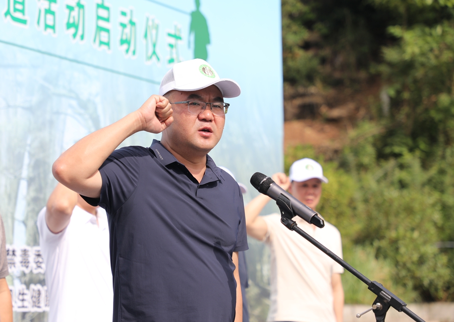 剑阁县公安局党委副书记、政治委员王勇领读禁毒誓词_副本.jpg