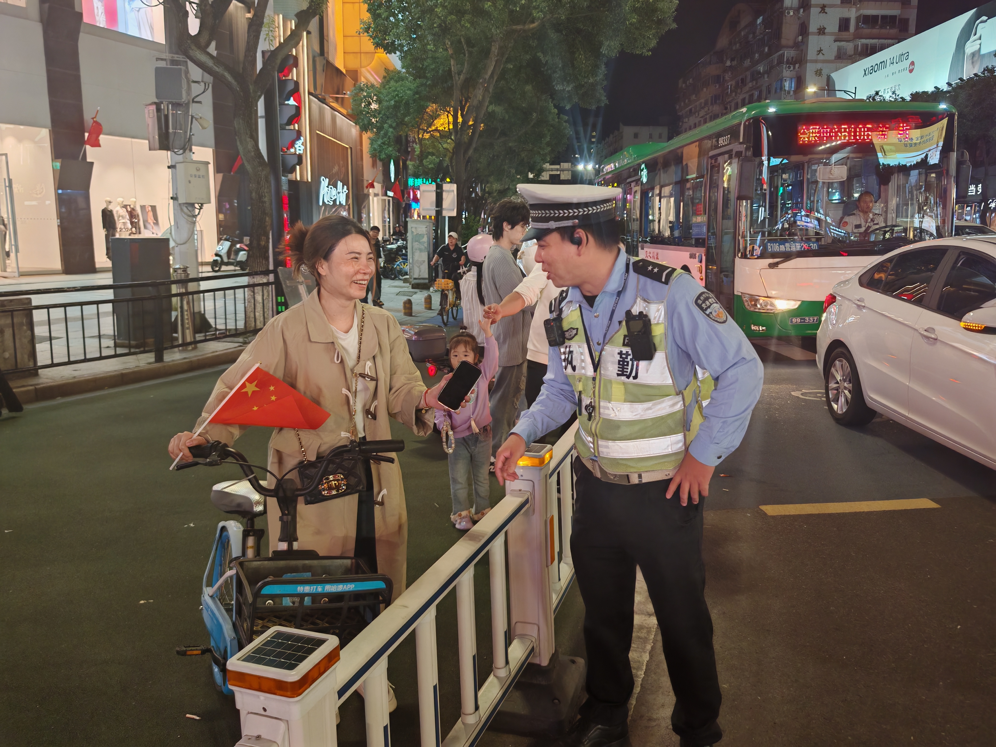 10月3日晚，二中队辅警张稳远在人民大南路口捡到一部智能手机，后与失主取得联系后成功归还。经了解，失主在骑行过程中，手机从口袋里滑落而不自知，幸亏被温州交警拾得。.jpg