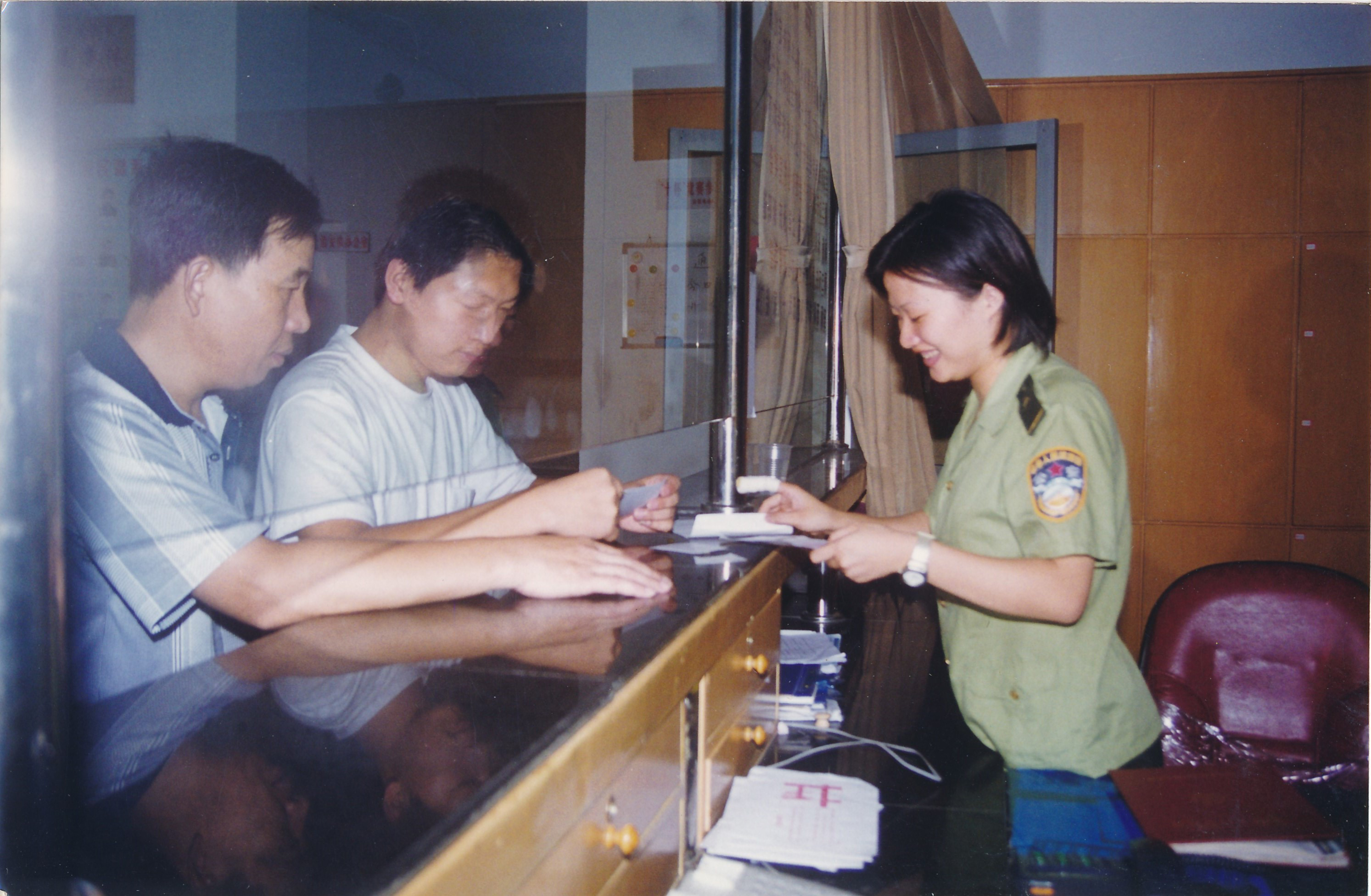 1999年，时任海坦派出所民警陈冰坚在窗口办理相关业务.jpg