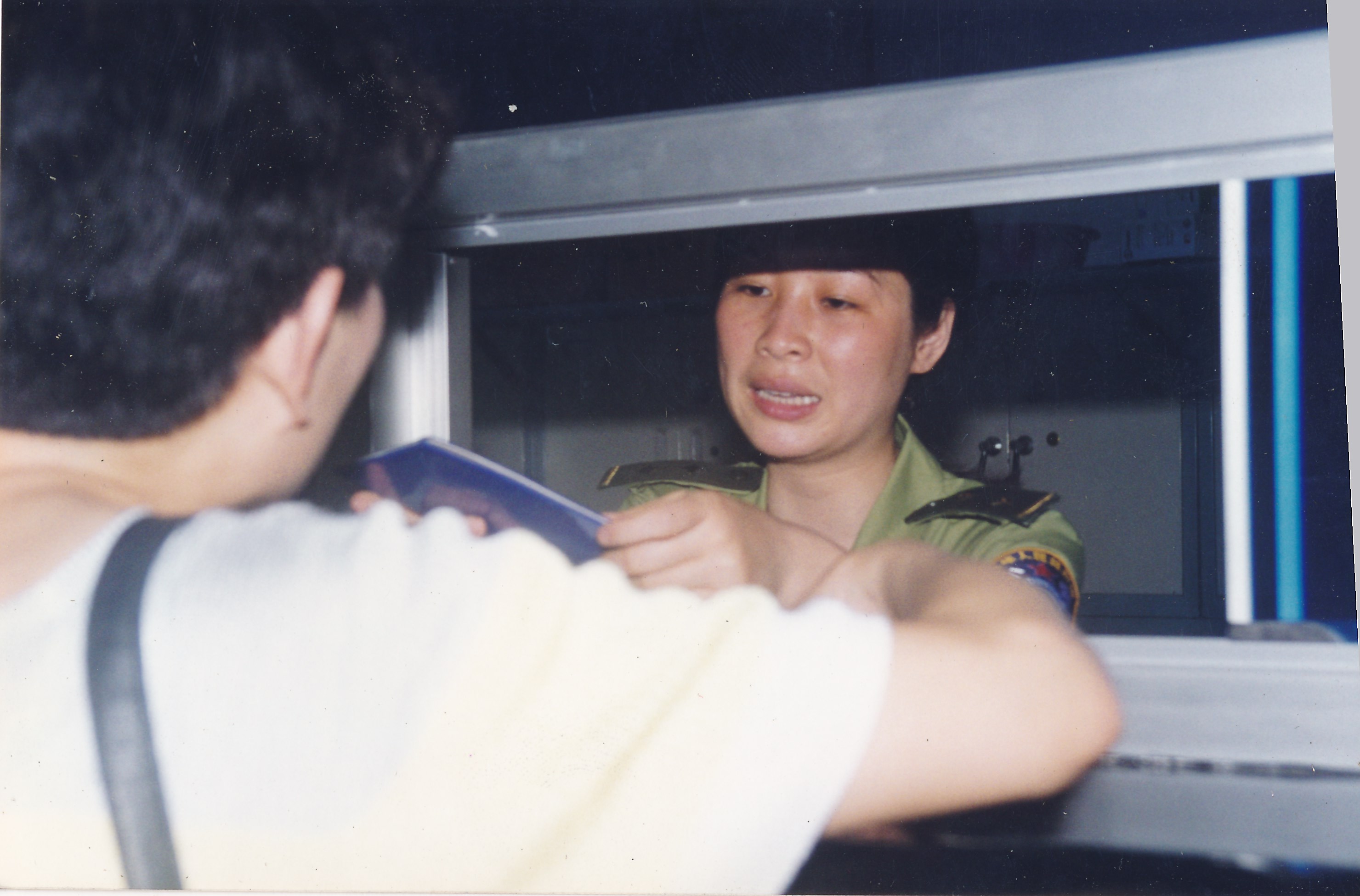 1998年，时任上陡门派出所户籍民警的项宇正在窗口工作.jpg