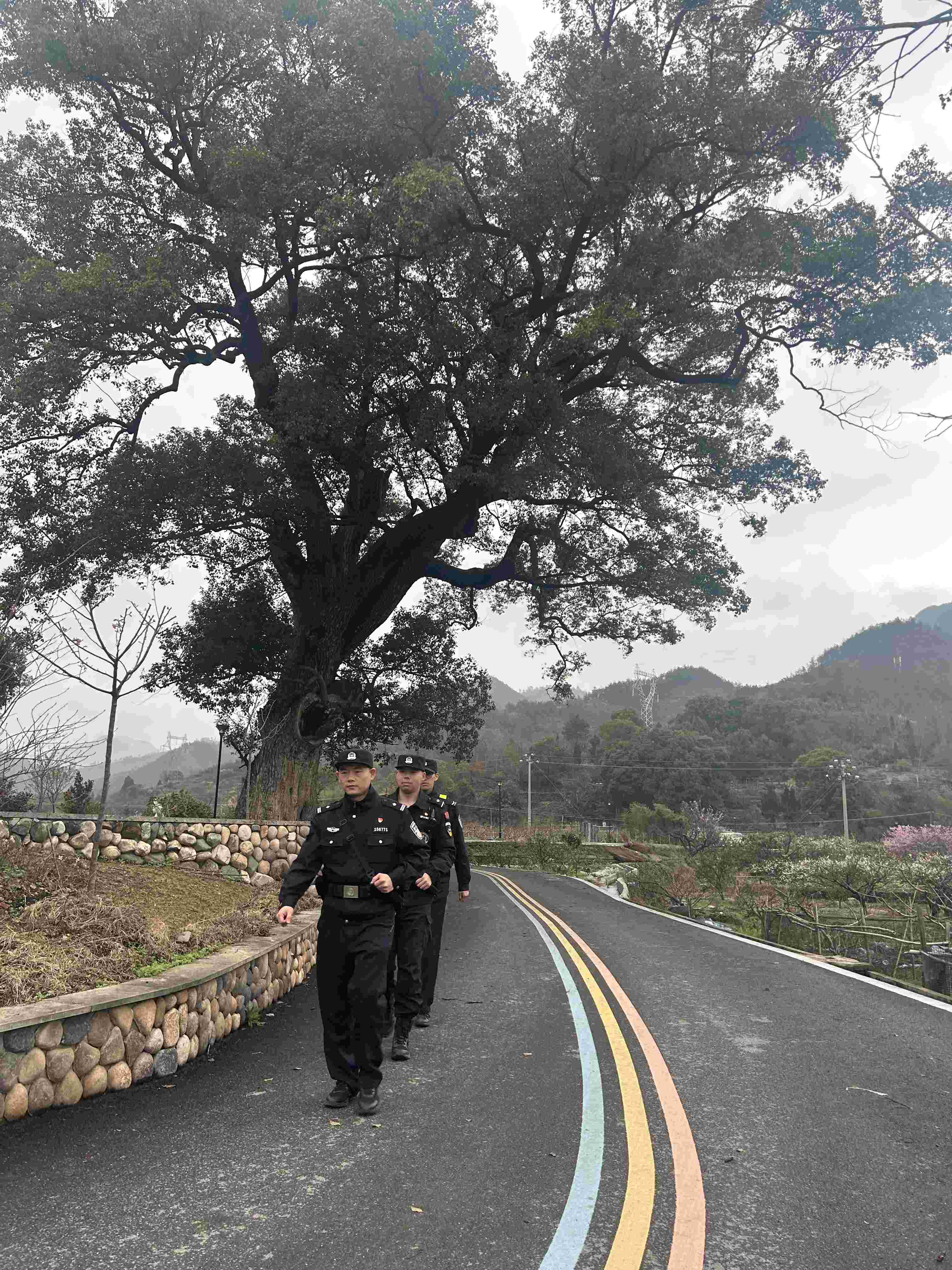 民警带队巡逻防控.jpg
