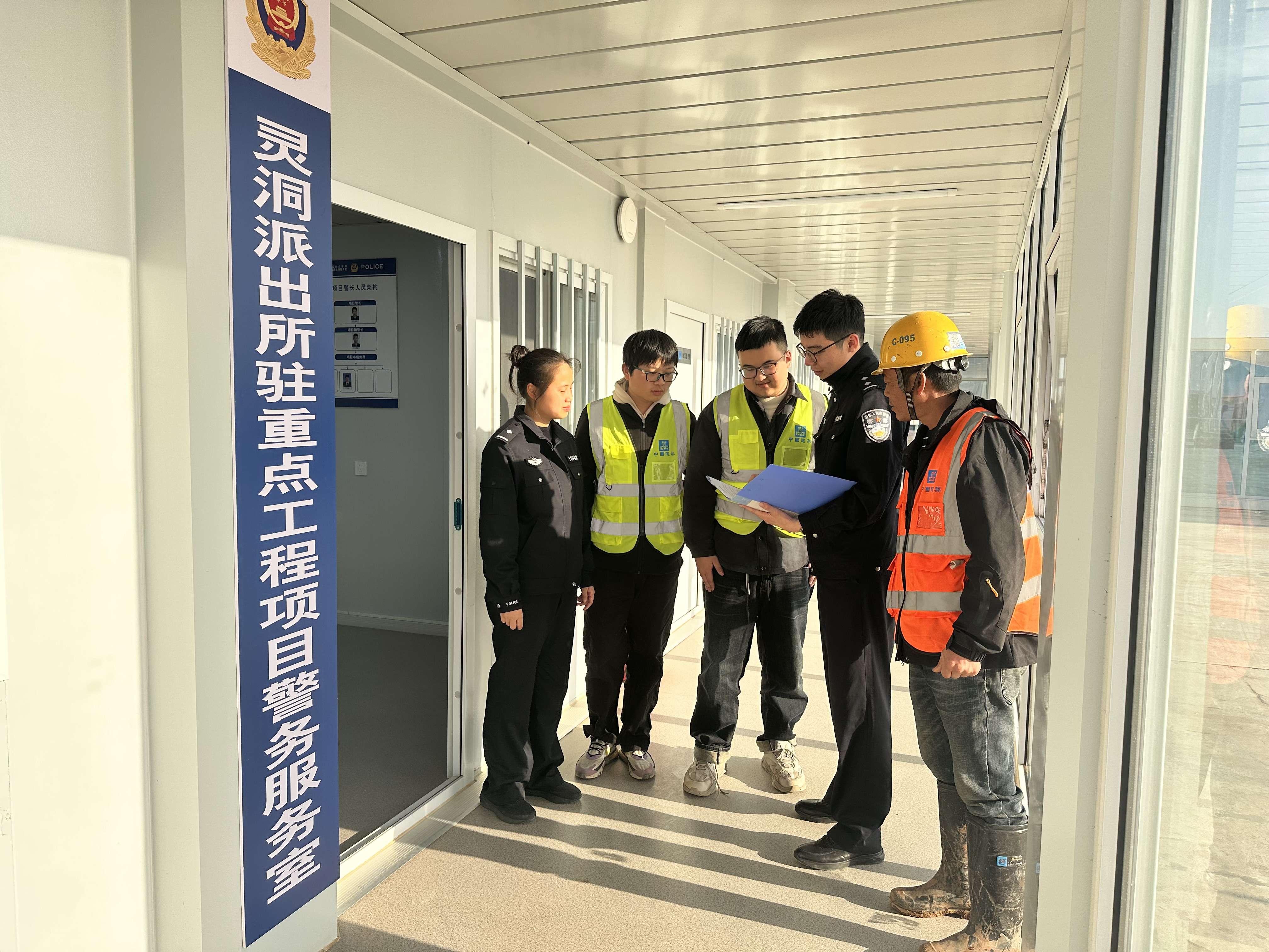 服务警务室为企业人员办理相关事项.jpg