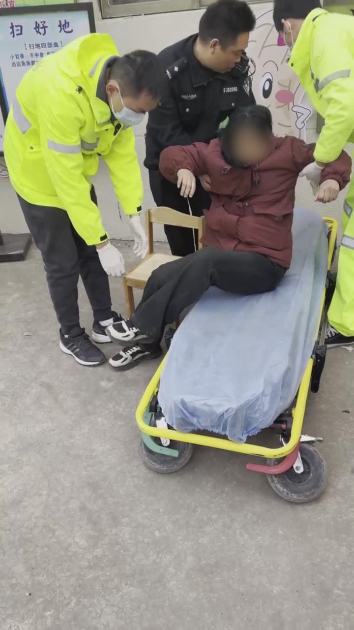将患者周女士抬上担架.jpg