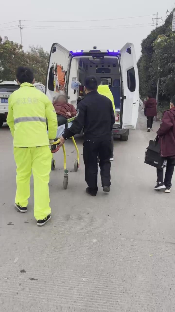 王安顺等人与急救人员合力将周女士抬上救护车.jpg
