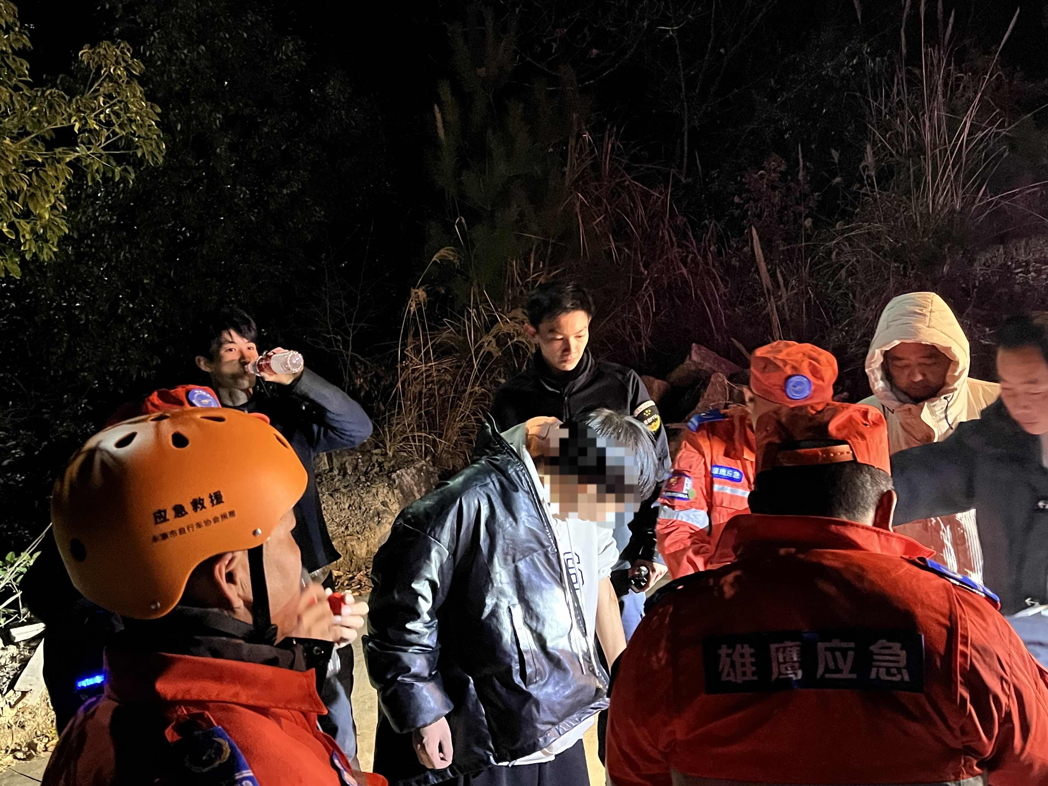 石柱所PTU队员和救援队在山上救助受困男子.jpg