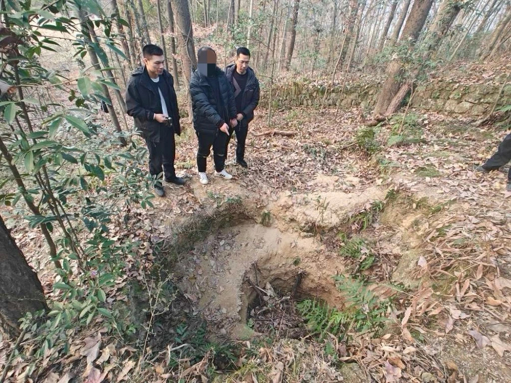盗墓违法嫌疑人指认现场.JPG