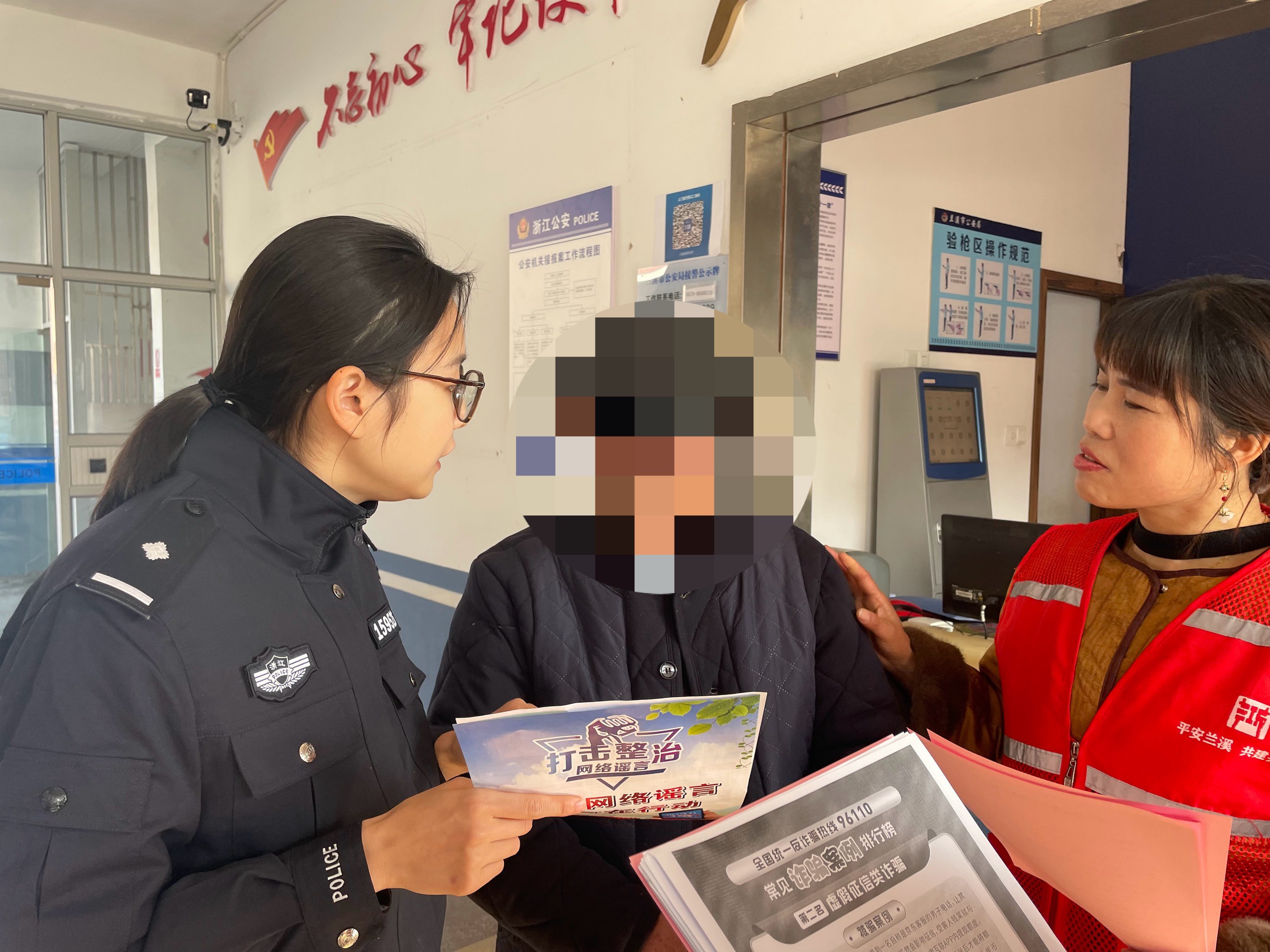 民警联合网格员开展反诈劝阻.jpg