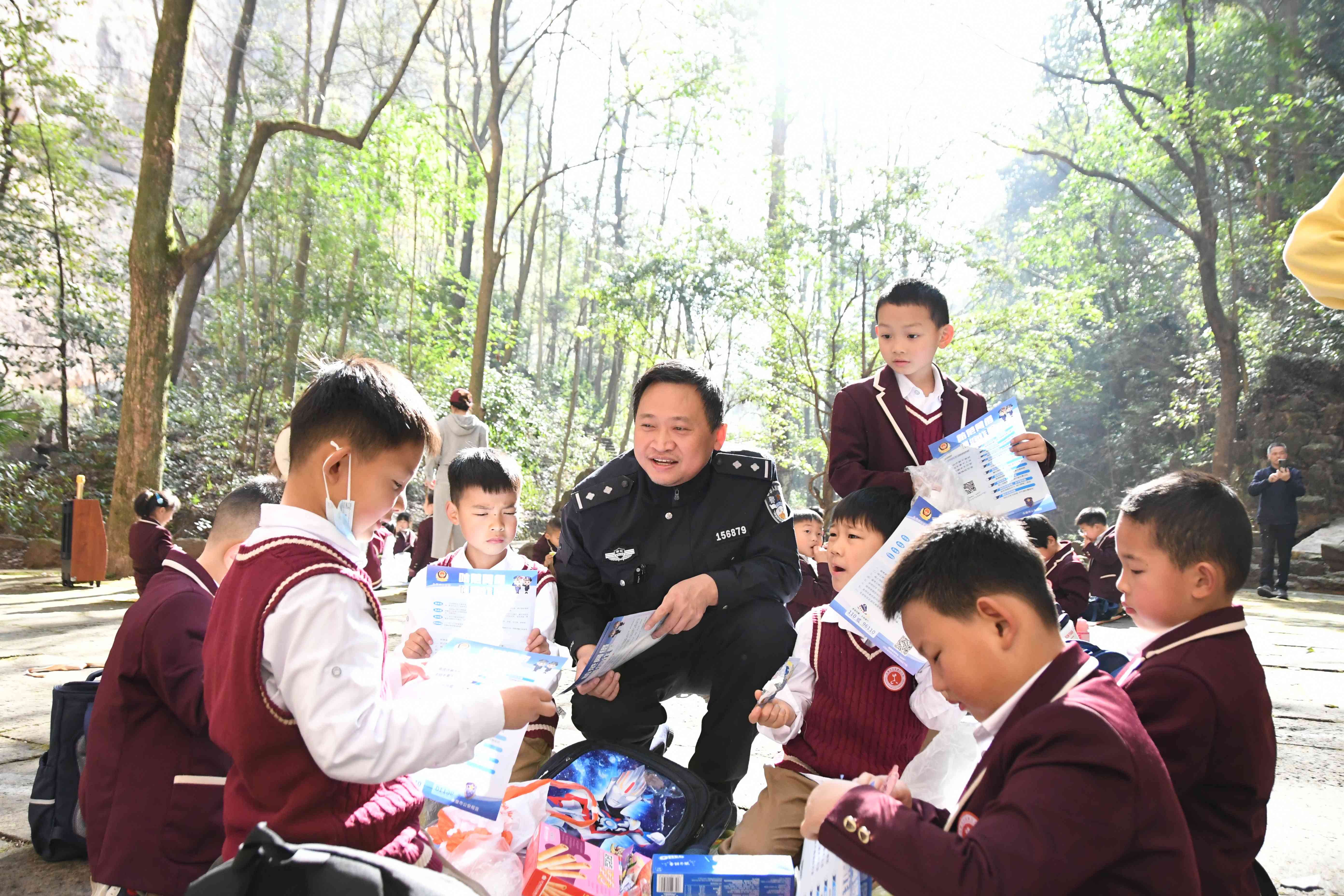 民警潘勇进在五峰书院开展反诈宣传.jpg