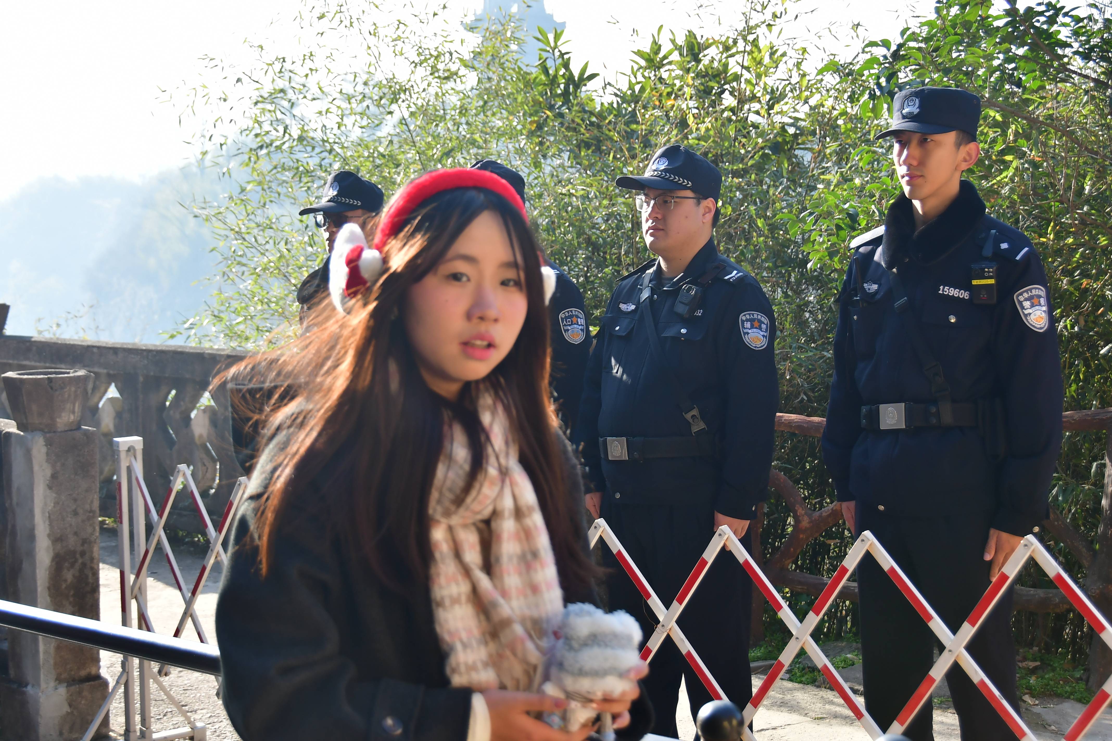 民警郭志成在方岩山天门执勤保卫.jpg