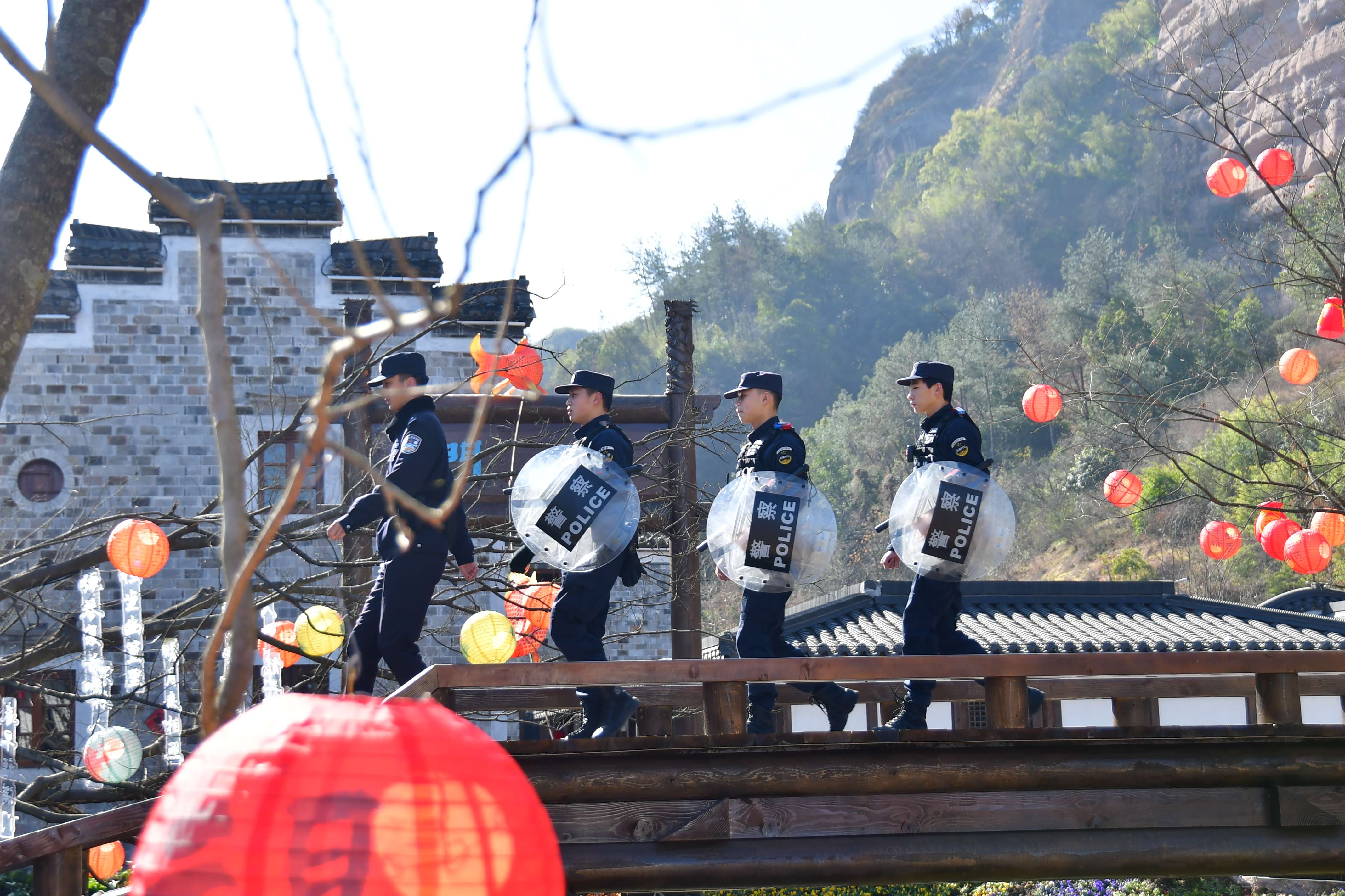 民警郭志成在岩下老街巡逻检查.jpg