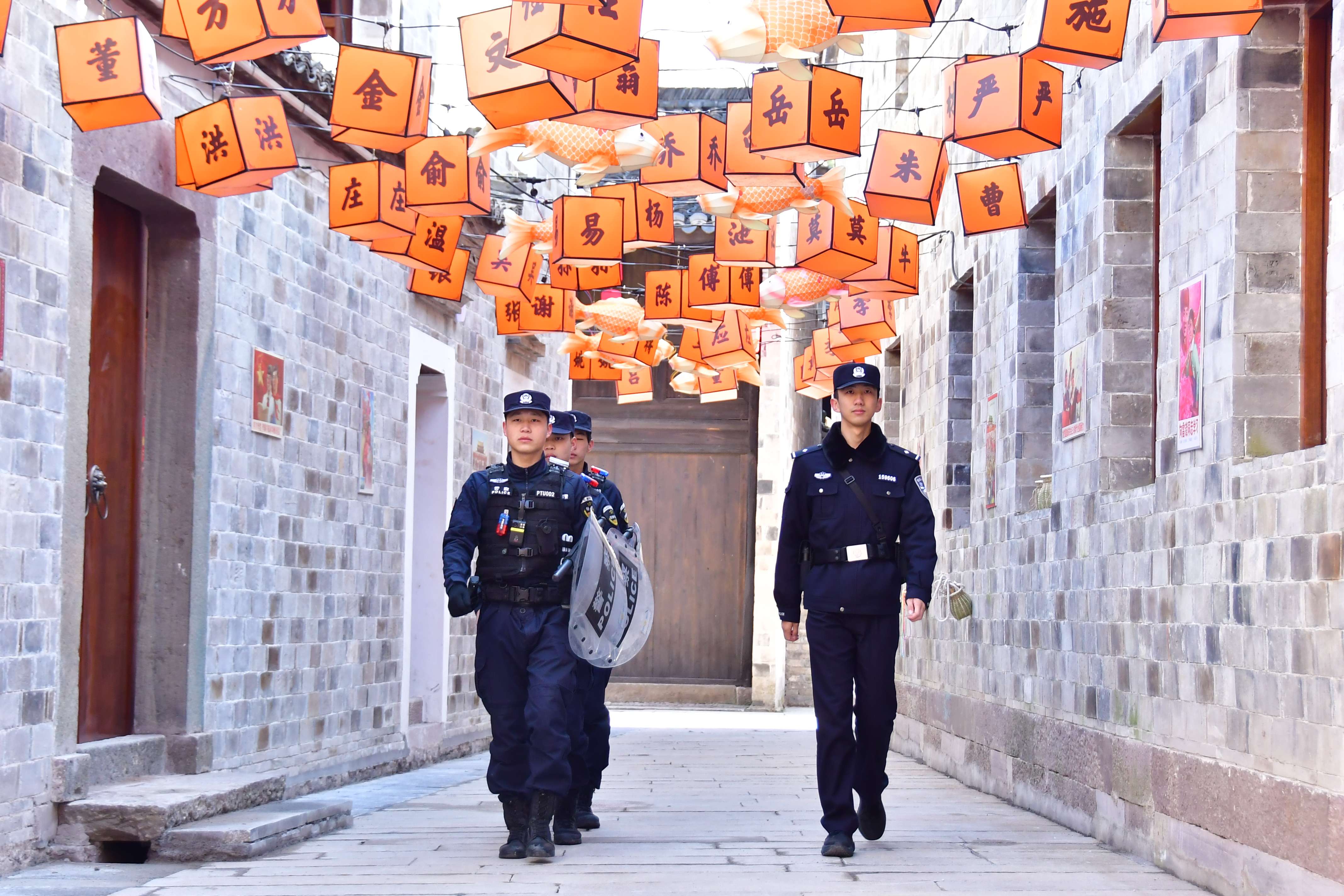 民警郭志成在岩下老街开展巡逻检查.jpg