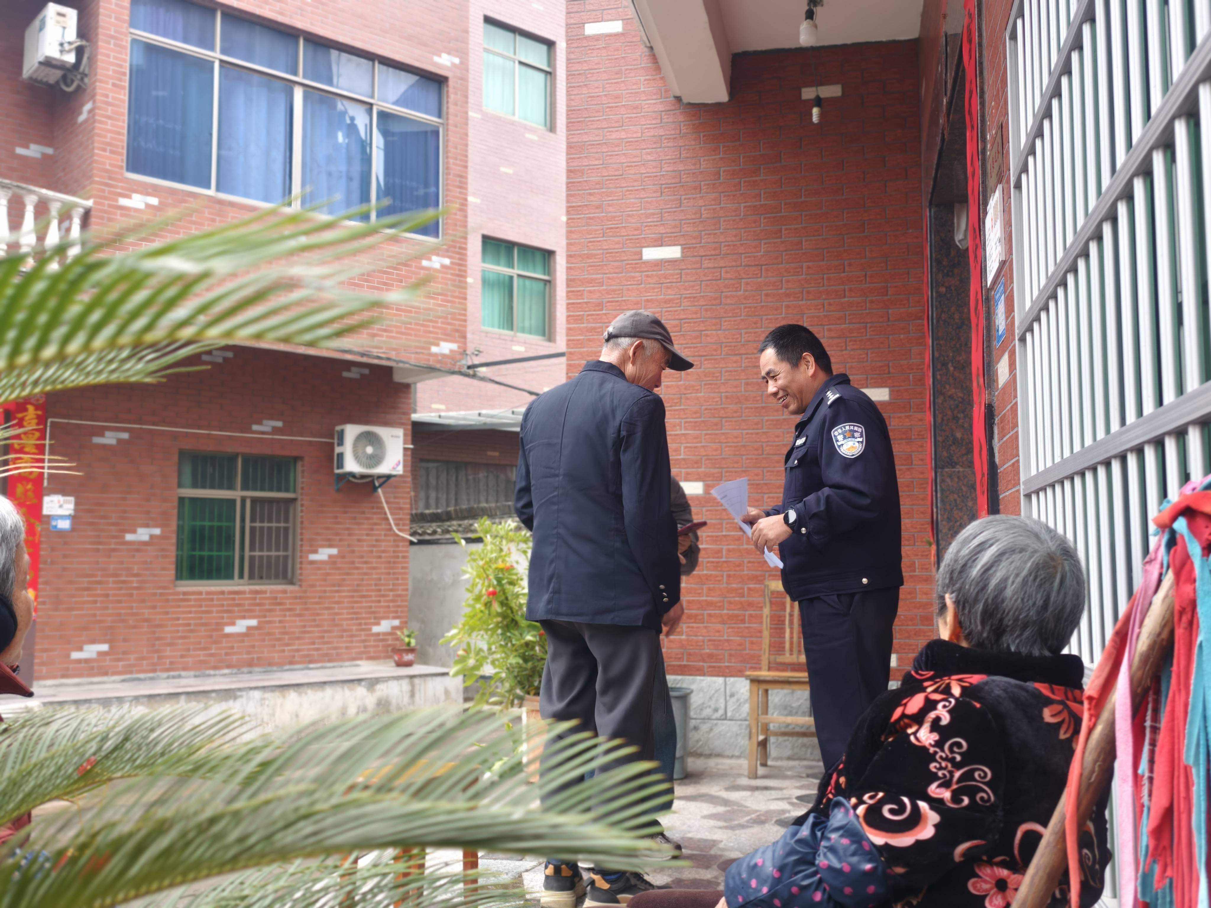 民警范建林开展村户走访工作1.jpg