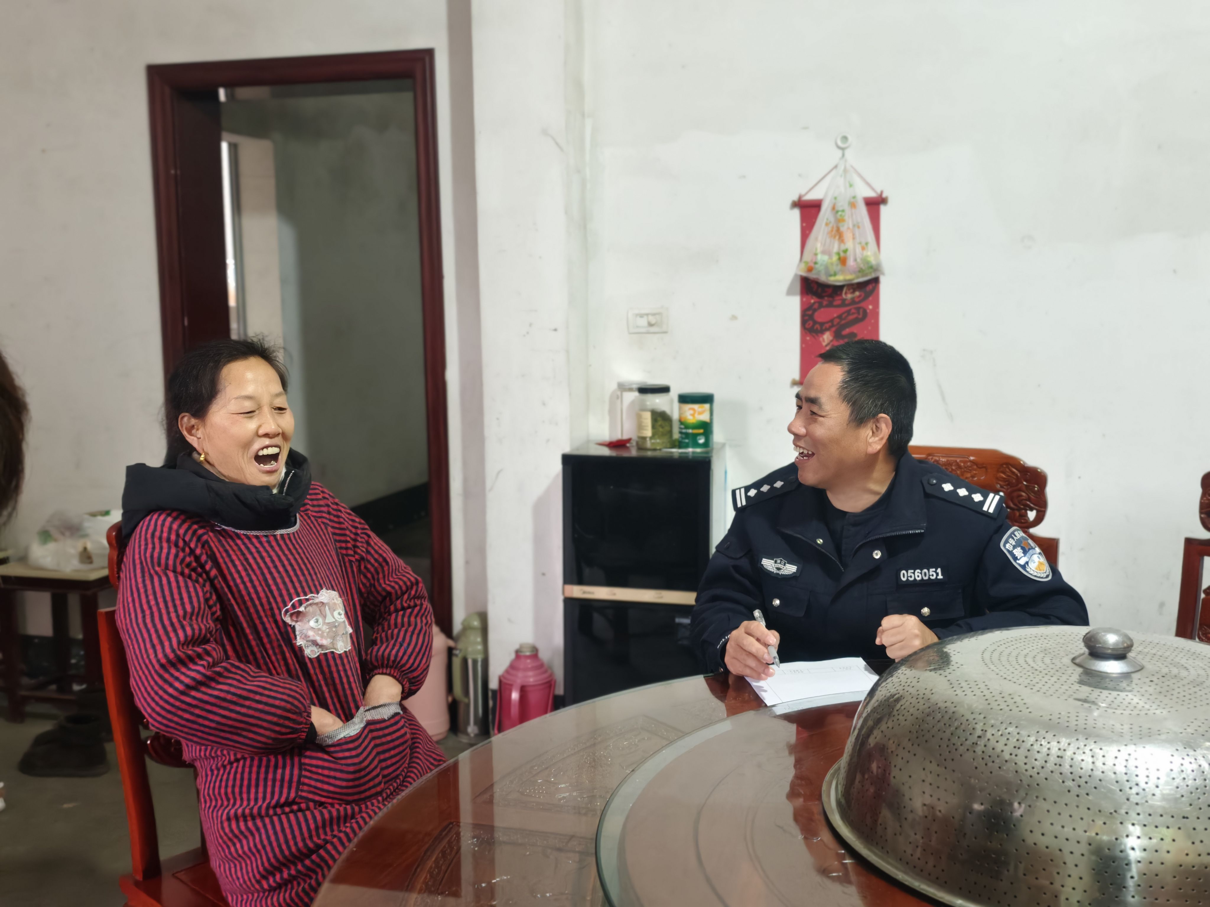 民警范建林开展村户走访工作.jpg
