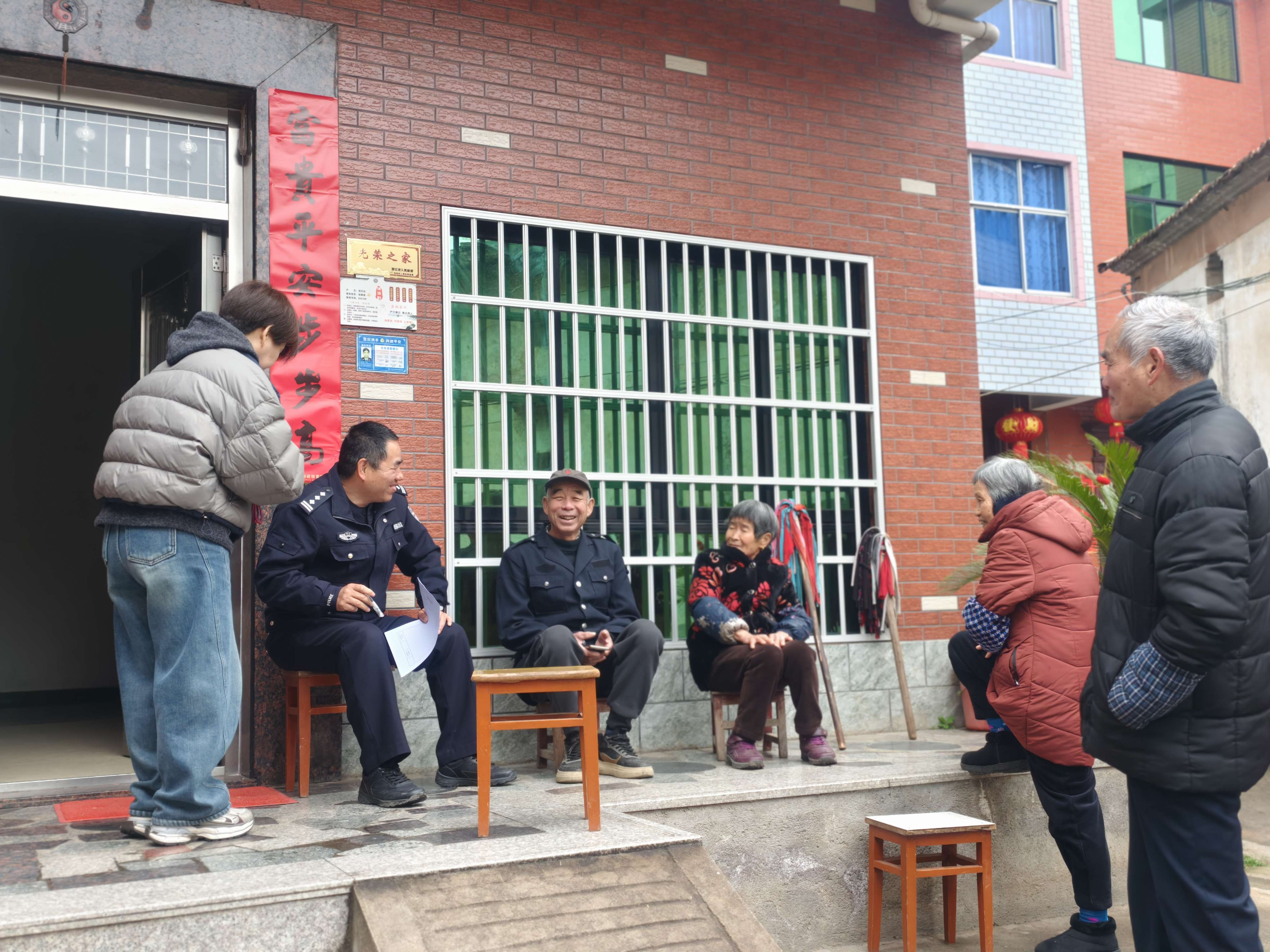 民警范建林深入辖区开展老年反诈小课堂.jpg