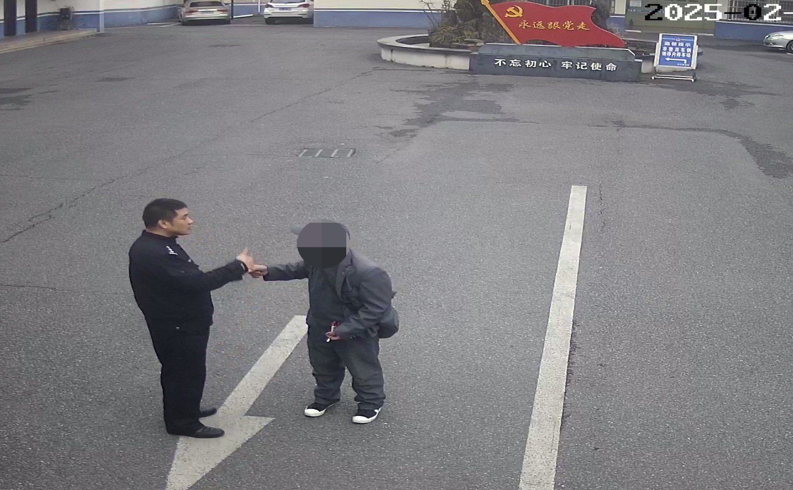 民警为老人军旅生活点赞.JPG