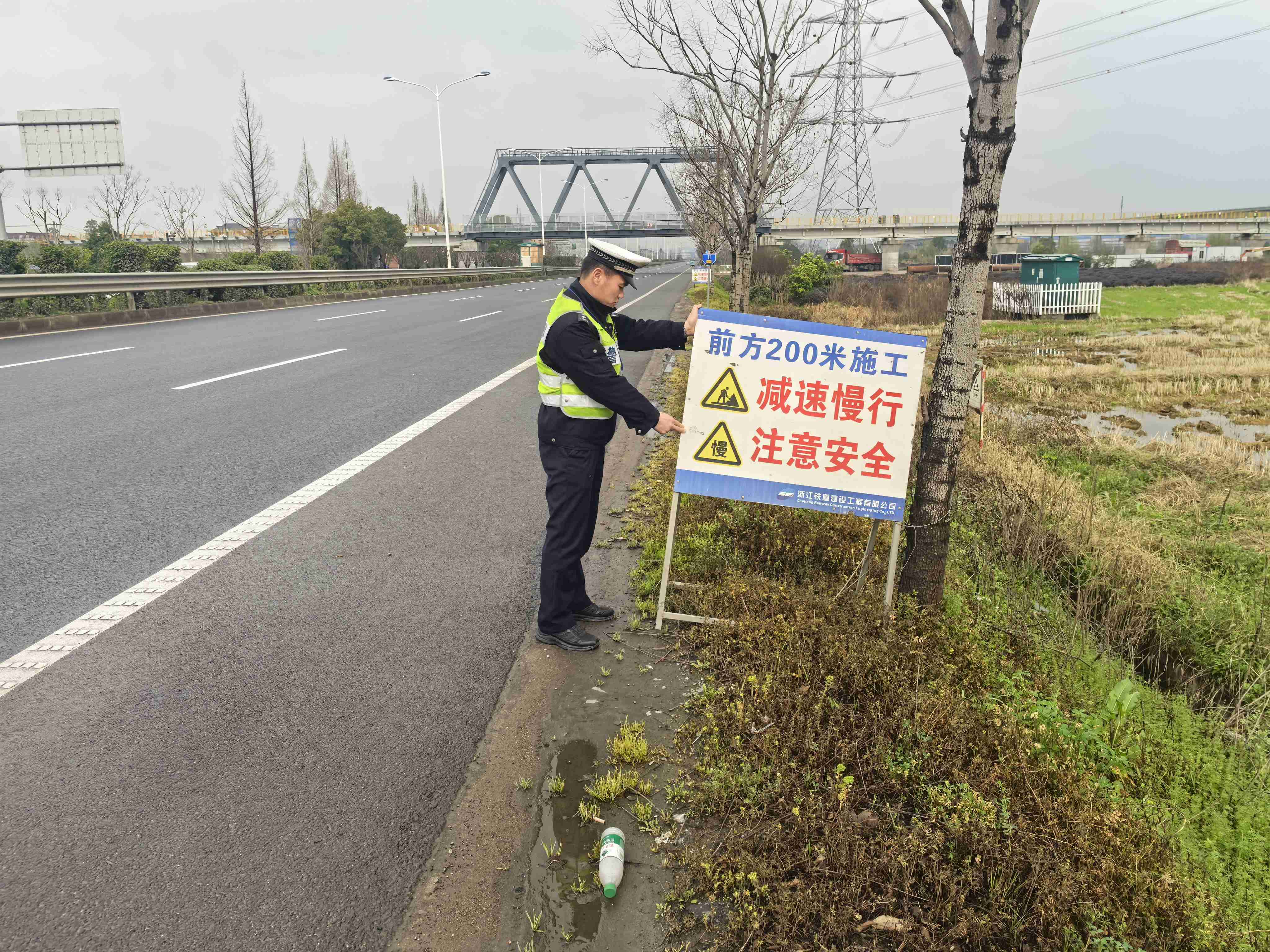 第一段兰溪交警在金兰中心排查道路隐患，做好施工道路前段警示工作。.jpg
