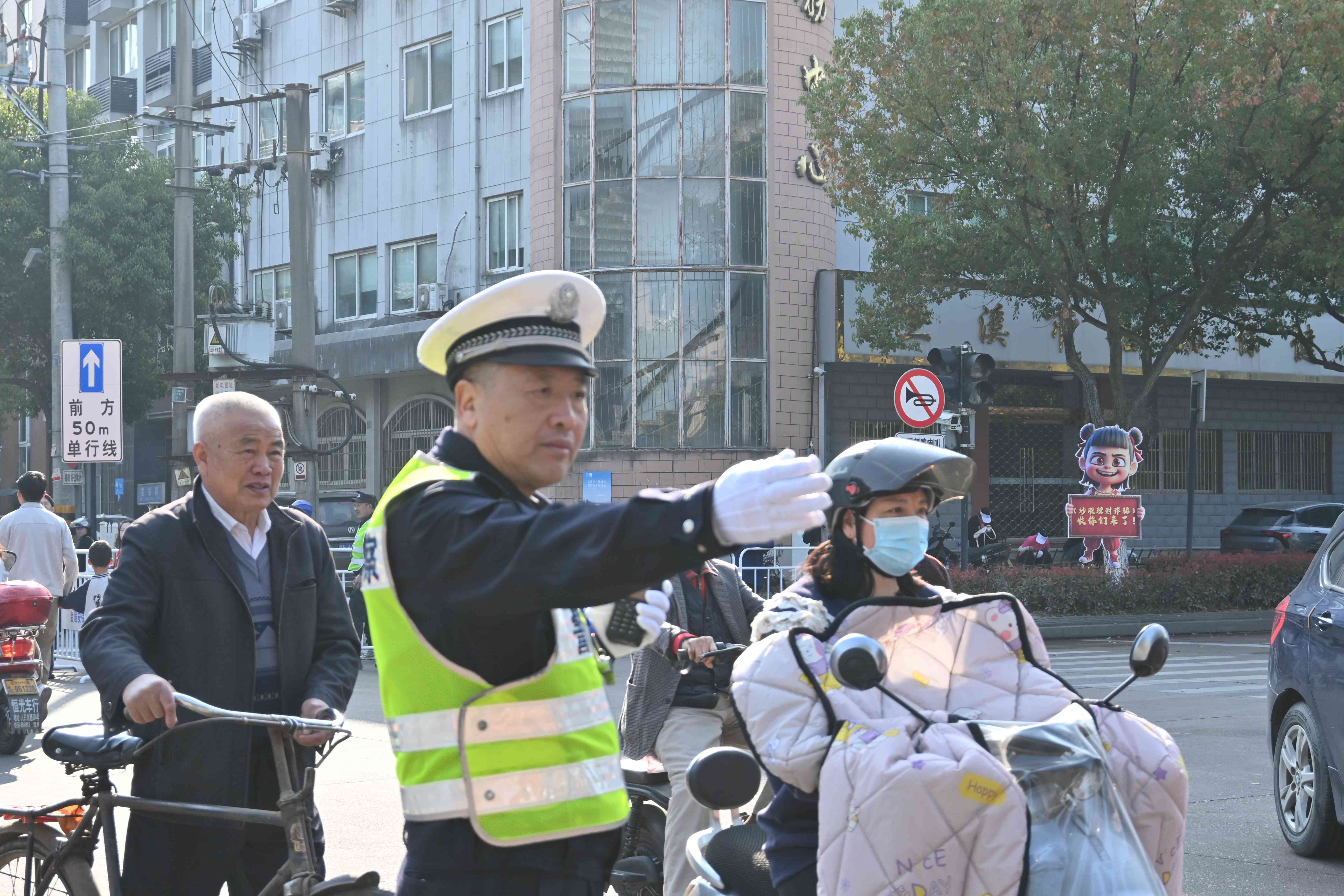 图为兰溪交警胡瑞双发挥余热做好马拉松赛事交通秩序维护工作。.jpg