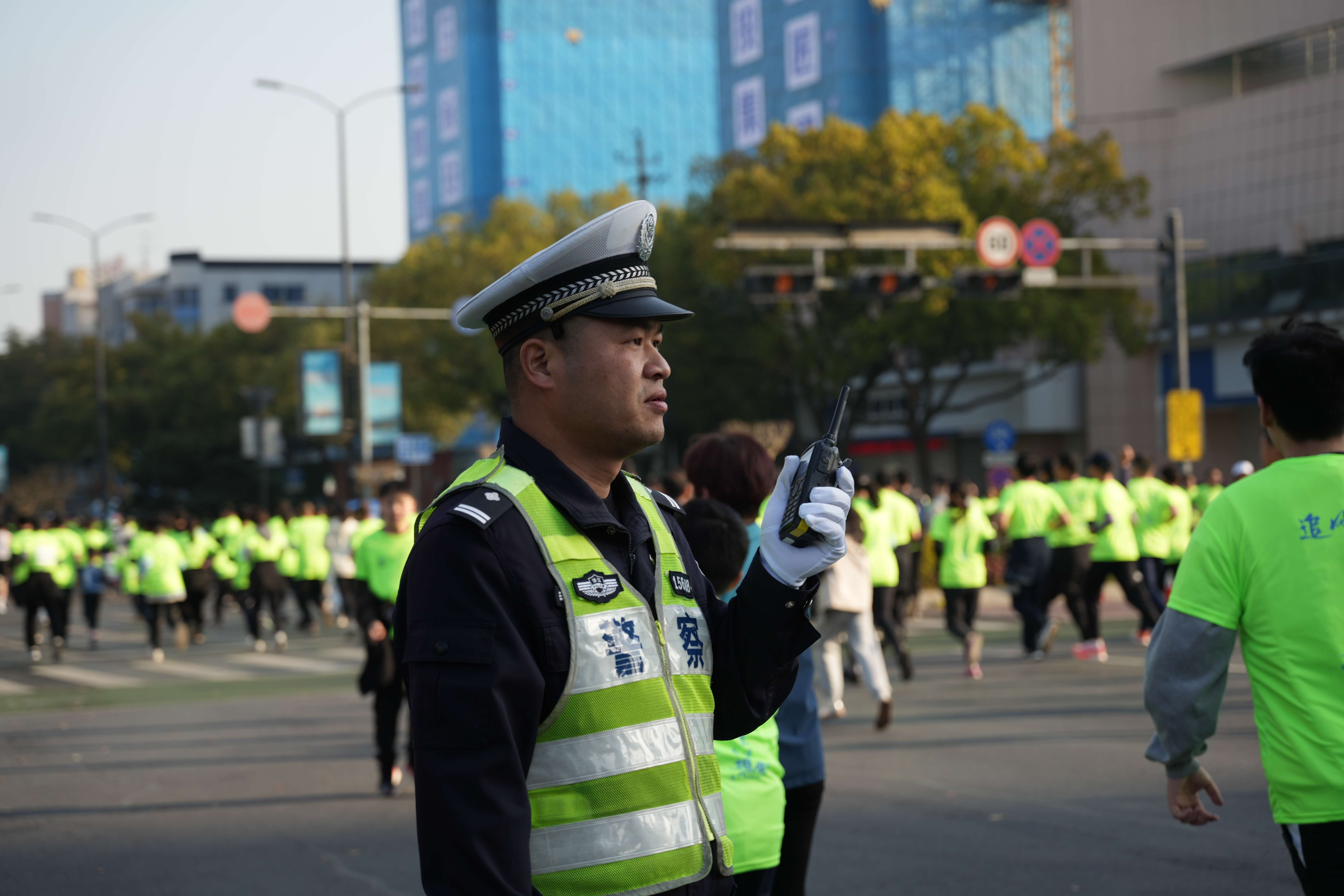 图为兰溪交警全力做好马拉松赛事期间疏堵保畅工作。.jpg