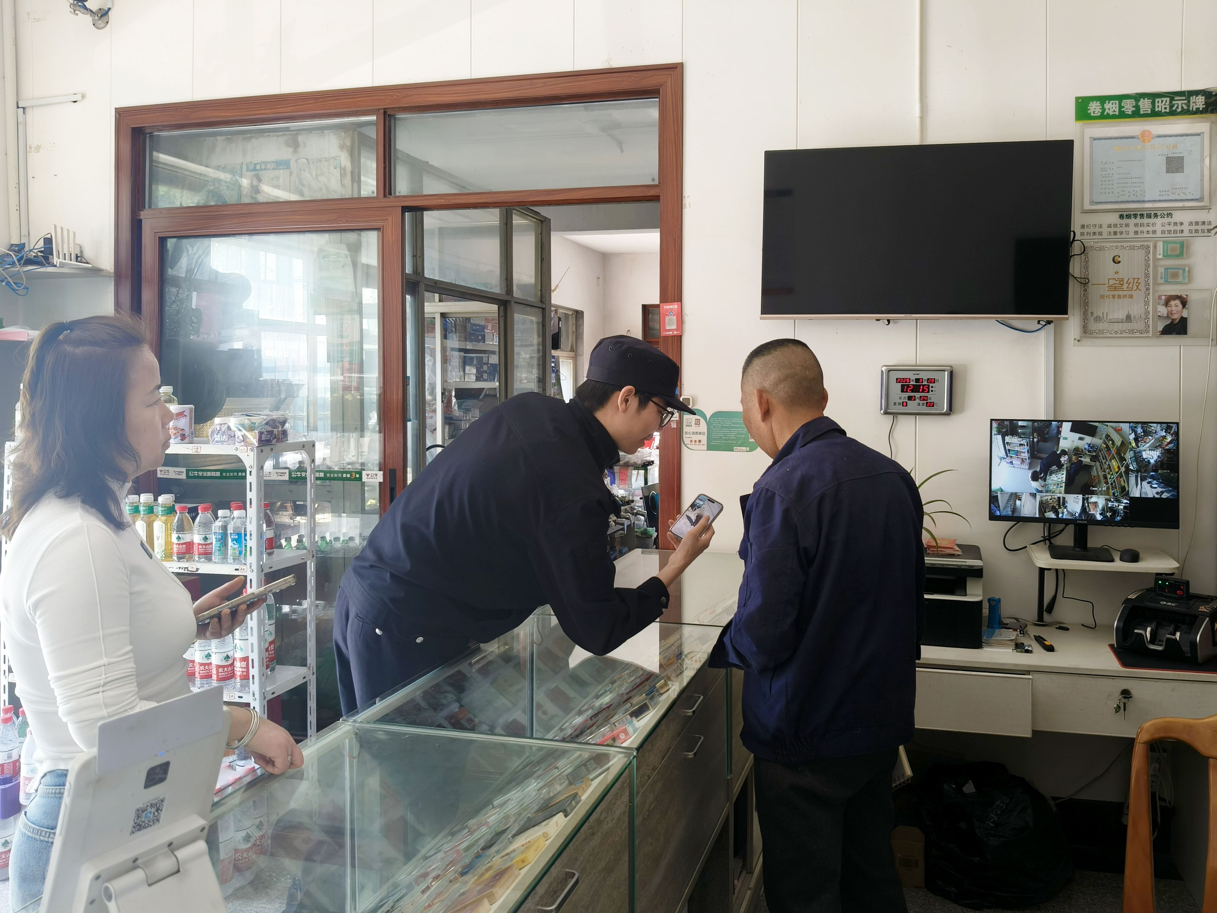 图3-民警挨家挨户询问.jpg