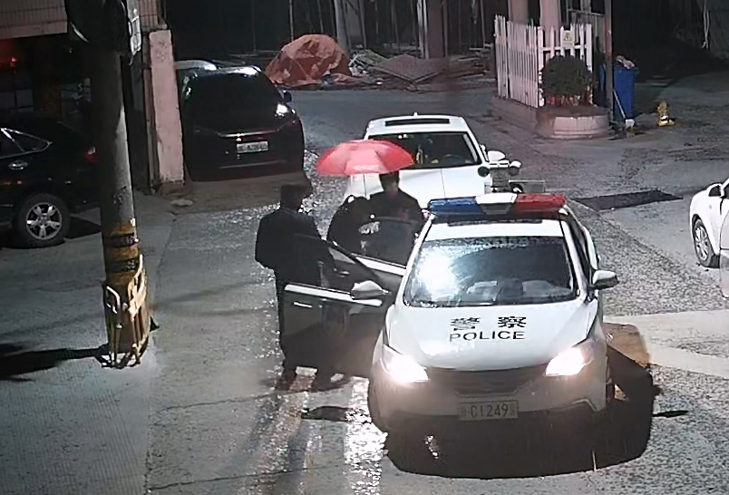 下冰雹撑伞.jpg