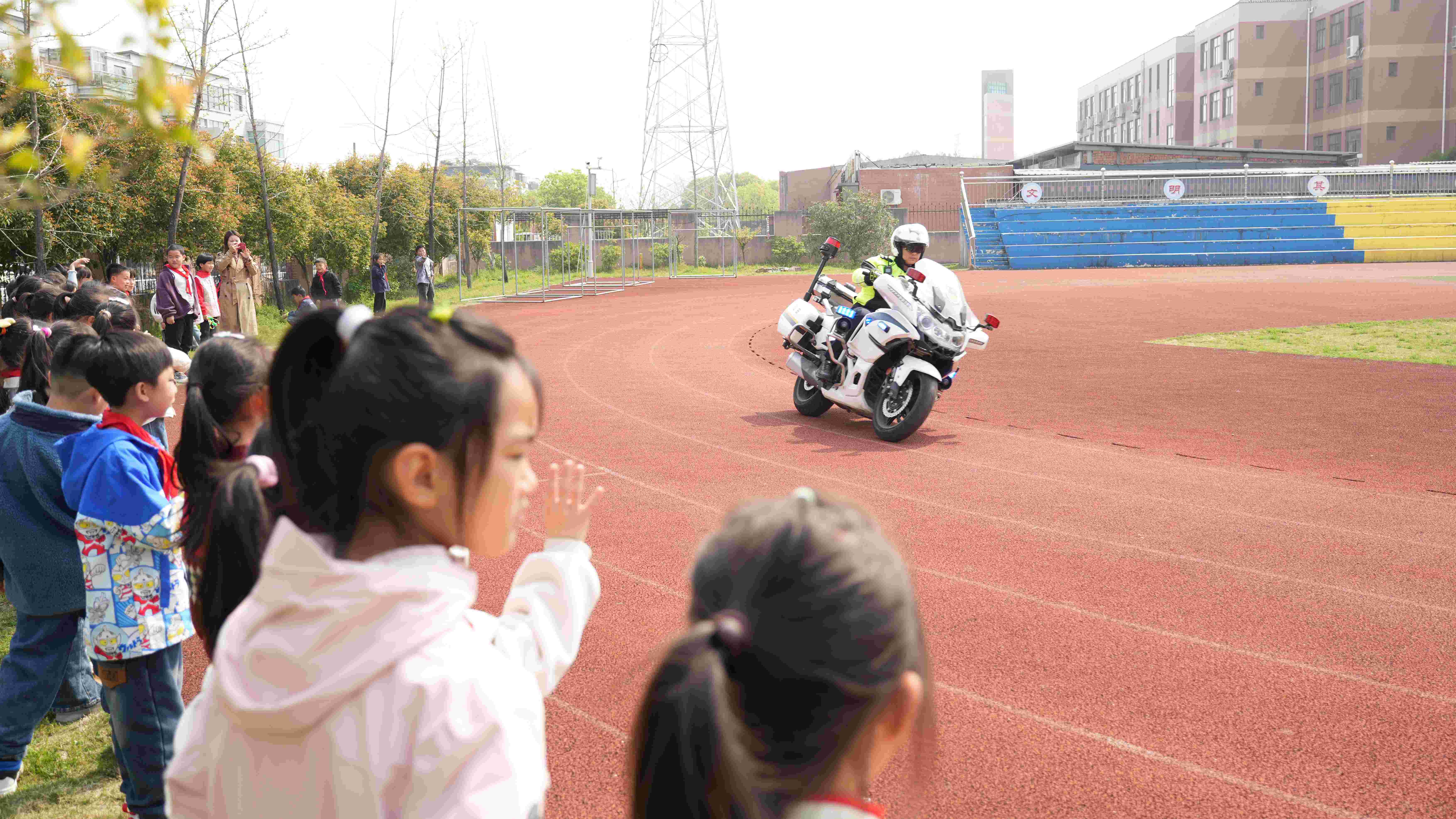 图为4月3日，浙江省兰溪市公安局交警大队铁骑队员驾驶警用摩托车在学校操场展示高潮骑技。.jpg