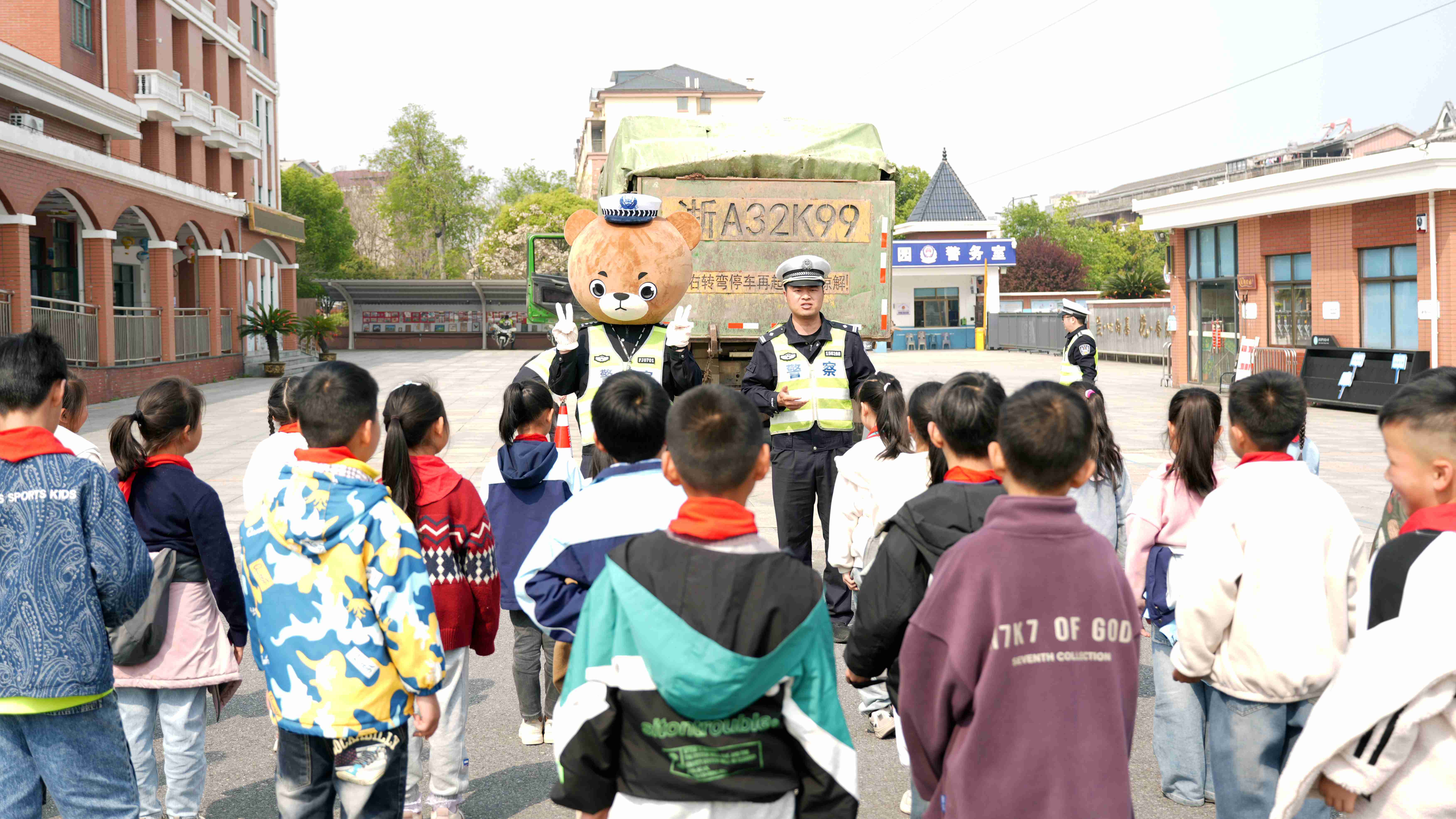 图为4月3日，浙江省兰溪市公安局交警大队民警带领“警熊小胖IP和学生们面对面讲解大货车盲区相关知识。.jpg