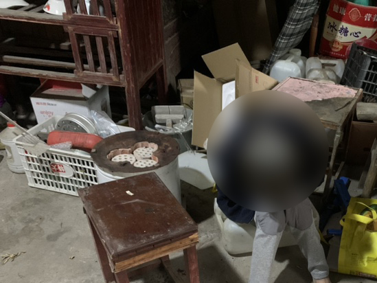 图2-老人蜷缩在角落.jpg
