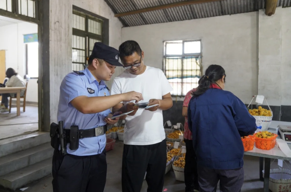 图3-民警宣传反诈知识.jpg