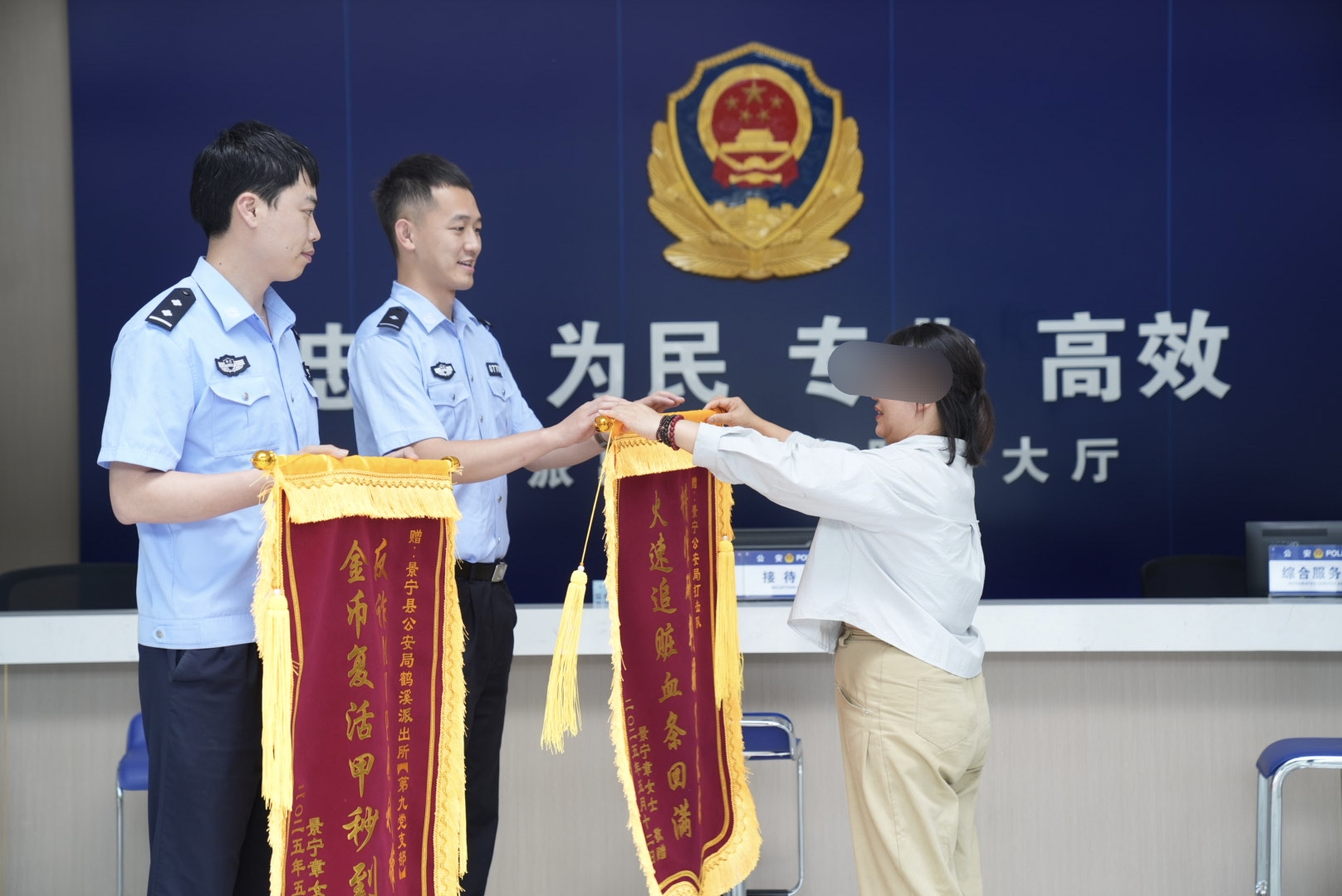 章女士送锦旗感谢民警（雷青君 摄）.jpg