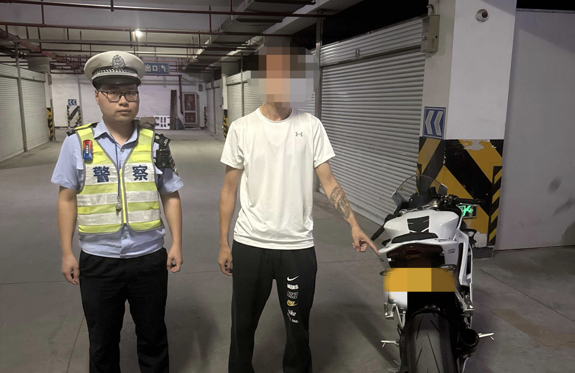 图为交警根据线索迅速找到了涉嫌飙车炸街的当事人。.JPG