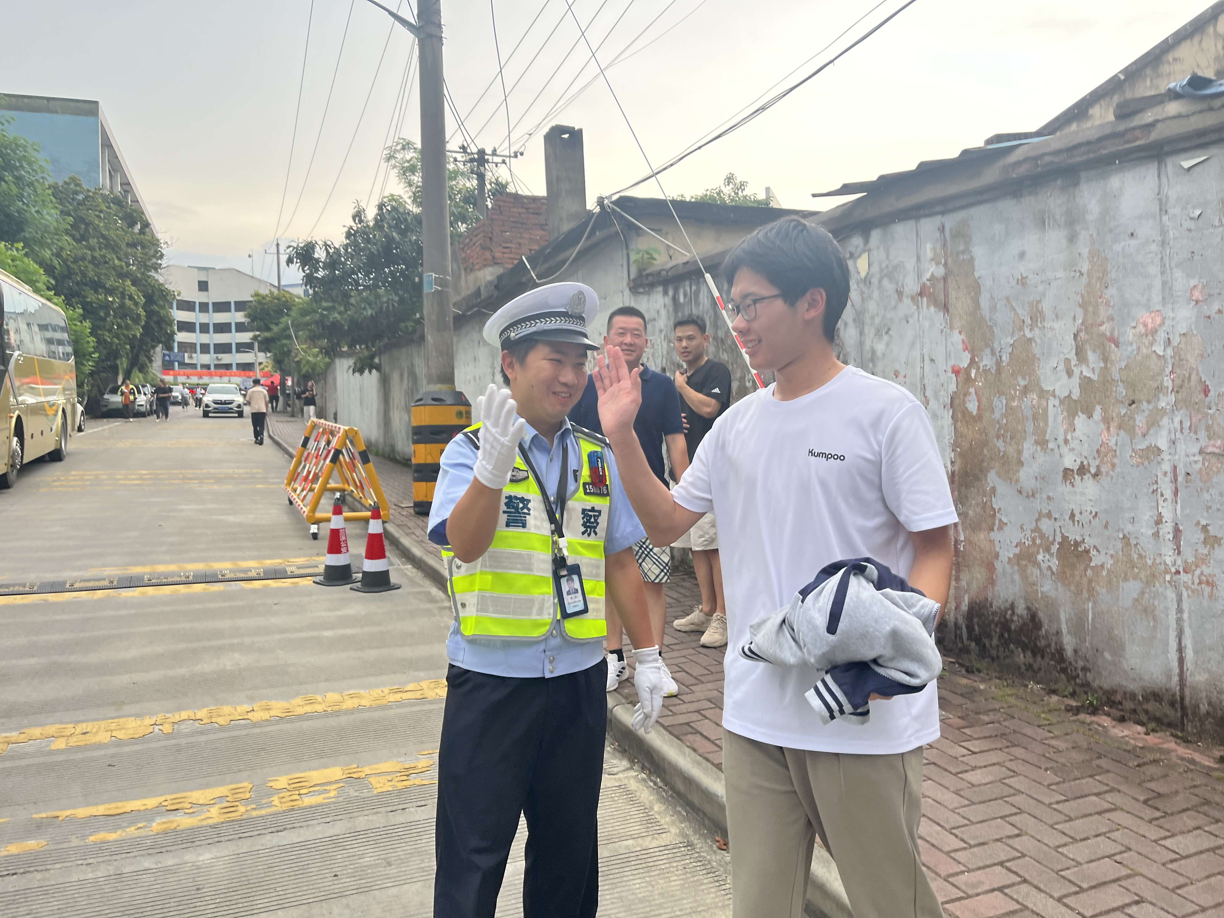 图为最后一段民警杨杨和考生们热情互动.jpg