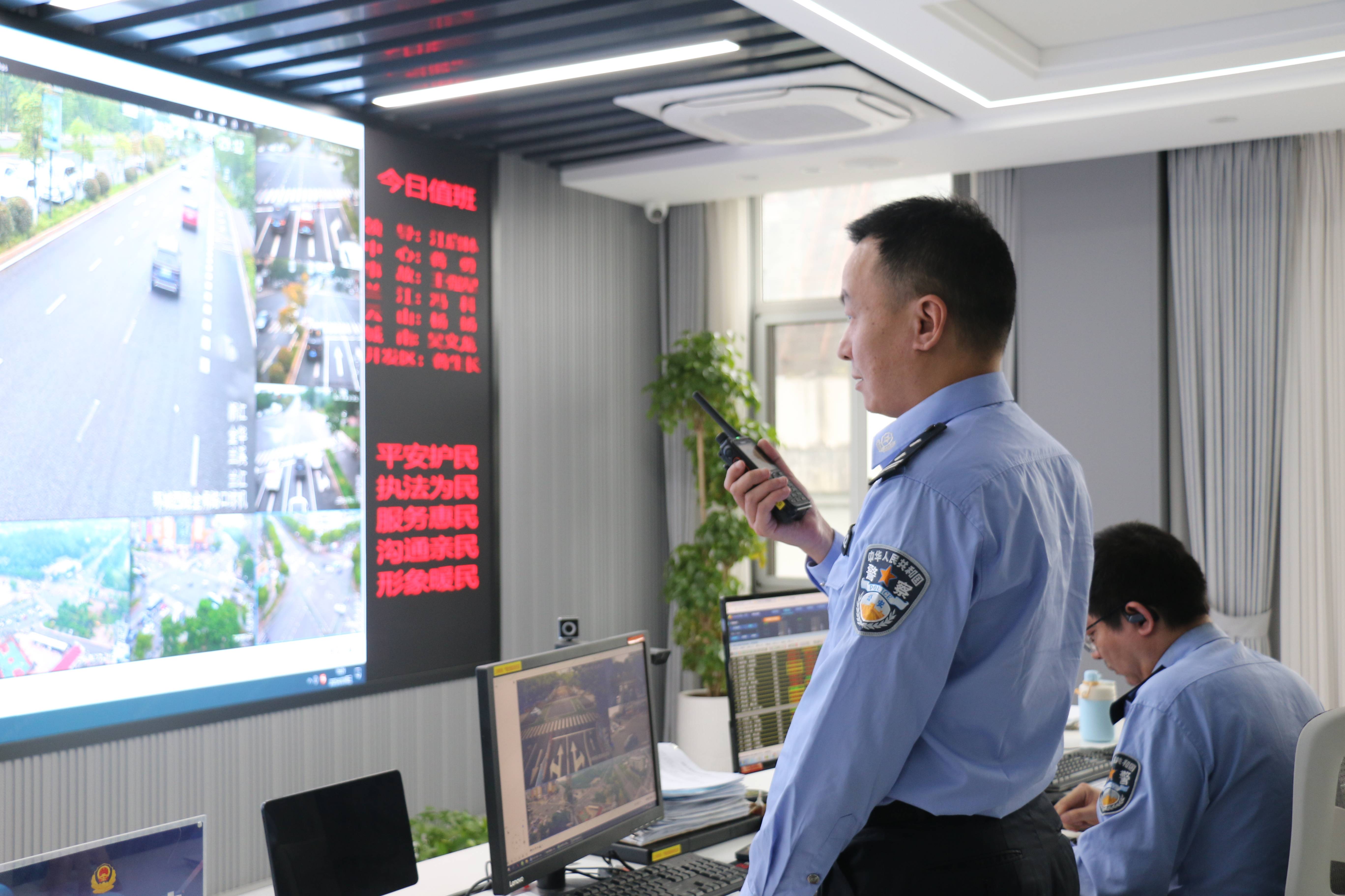 图为秩序科技科科长黄伟紧盯考点周边道路情况，为考生逐梦护航。.jpg