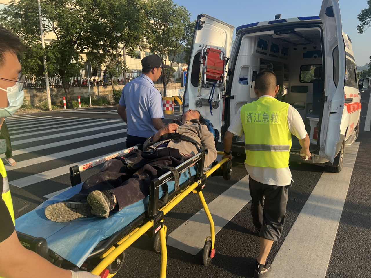 贾凌昊协助救护人员将老人护送上救护车(2).jpg
